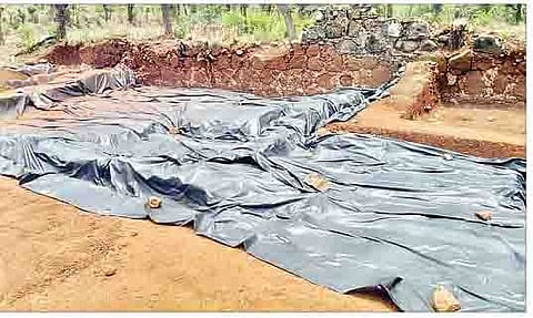 राजगडाच्या पायथ्याला पाल खुर्द (ता. वेल्हे) येथील शिवकालीन शिवपट्टण परिसरात उत्खननात सापडलेल्या विविध बांधकामांचे अवशेष संरक्षित केले आहेत.