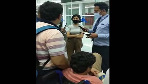 दिव्यांग मुलाला इंडिगो विमानात प्रवेश नाकारला, म्हणे मुलाचे वर्तन सामान्य नाही! (पहा व्हिडिओ)