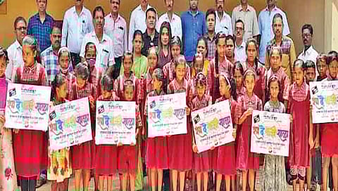 रत्नागिरी : ‘रंग दे माझी शाळा’ उपक्रमात सहभागी झालेले विद्यार्थी.