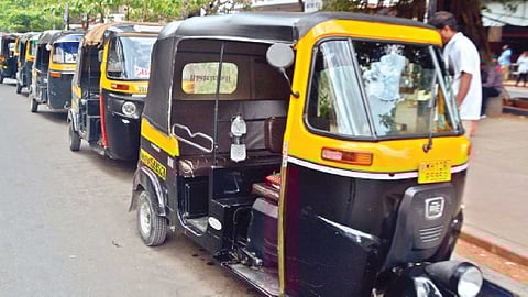 पुणे : रिक्षाचालकाने स्वत:वर ब्लेडने केल्या जखमा