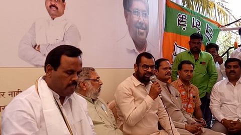 पत्रकारांशी बोलताना सदाभाऊ खोत व इतर मान्यवर