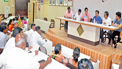 Sangali : ”तुम्ही स्वप्न दाखवले वेगळे आणि दिवे लावले भलतेच…” ‘समुद्रा’च्या प्रतिनिधींवर मनपा आयुक्त कडाडले