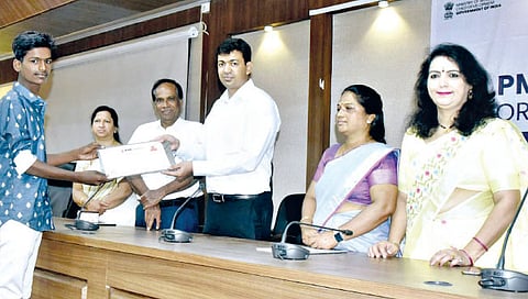 कोरोनातील अनाथ बालकांच्या शिक्षणास मदत