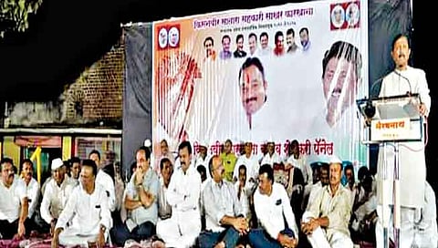 पिंपोडे येथील सभेत बोलताना ना. रामराजे ना. निंबाळकर व्यासपीठावर आ. मकरंद पाटील, आ. दीपक चव्हाण व इतर.