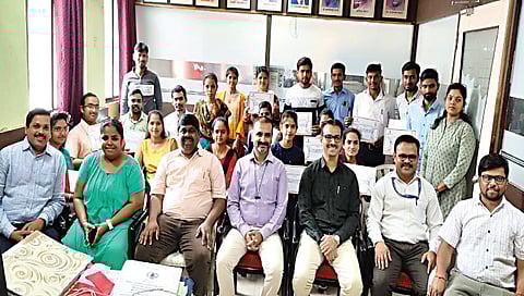 नाशिक : स्वदेस फाउंडेशनच्या सदस्यांसह उपजिल्हाधिकारी गणेश मिसाळ व आदी.