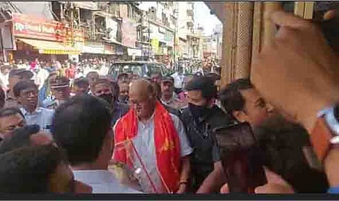 श्रीमंत दगडूशेठहलवाई गणपती मंदिरात शरद पवार यांचा सत्कार करण्यात आला.