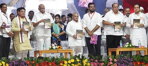 'महाराष्ट्र विधानमंडळातील बबनराव ढाकणे' या संपादित ग्रंथाचे प्रकाशन करताना शरद पवार व व्यासपीठावरील उपस्थित मान्यवर.