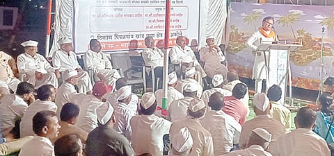 अकोले : पिंपळगाव खांड धरणाच्या पाण्यासंदर्भात लाभक्षेत्रातील शेतकर्याचा मेळाव्यात बोलताना आ. डॉ. किरण लहामटे.