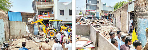 श्रीगोंदा : दौंड - जामखेड मार्गालगतची अतिक्रमण जेसीबी मशिनने काढताना नगरपालिकेचे कर्मचारी. यावेळी बंदोबस्तासाठी तैनात पोलिस कर्मचारी. दुसर्या छायाचित्रात अतिक्रमणे काढल्यानंतर जमलेले नागरिक.
