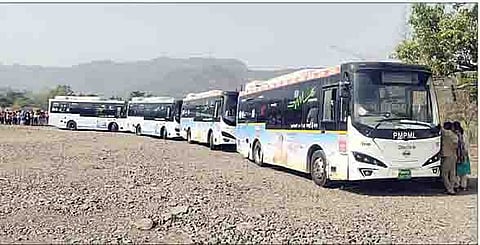 डोणजे येथील वाहनतळावर चार्जिंगअभावी ई-बस उभ्या होत्या.