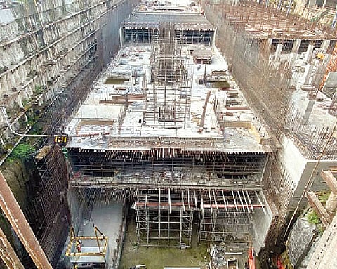 स्वारगेट मेट्रो भुयारी स्थानकाच्या प्लॅटफॉर्मचे काम सर्वांत तळाशी सुरू असून, त्यावर मेझानाईन आणि कॉनकोर्स मजल्यांसाठी स्लॅब टाकण्यात येत आहेत.