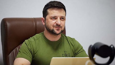 T-shirt auction : युक्रेनचे राष्ट्रपती झेलेन्स्की यांच्या टी-शर्टचा ८५ लाखांना लिलाव