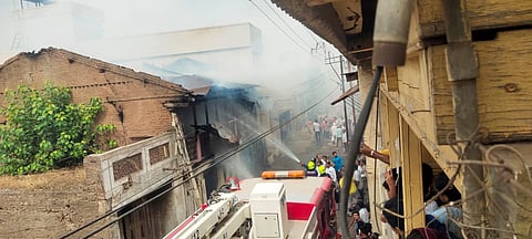 तळेगाव ढमढेरे येथील मुख्य बाजारपेठेत लागलेली आग.