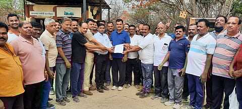 पर्यावरण प्रमींनी दिलेले निवेदन स्विकारतानावन राज्यमंत्री दत्तात्रय भरणे.