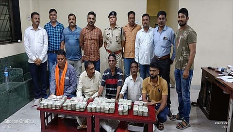 Thane : देवगिरी एक्सप्रेसमध्ये पाच प्रवाशांकडून एक कोटी रुपये हस्तगत www.pudharinews.