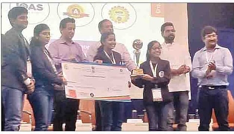 टॉयकॅथॉन 2021 मध्ये श्रेयाच्या टीमला प्रथम पुरस्कार मिळाला. यावेळी पुरस्कार स्वीकारताना श्रेया देशमुख आणि सहकारी.