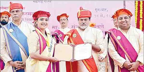 उच्च व तंत्र शिक्षणमंत्री उदय सामंत विद्यार्थिनीला सुवर्णपदक आणि पदवी प्रदान करताना. यावेळी उपस्थित मान्यवर.