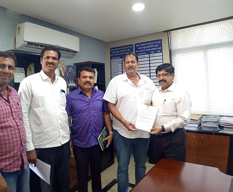 साखर आयुक्त शेखर गायकवाड यांना निवेदन देताना खासदार उदयनराजे भोसले