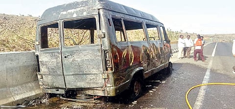 संगमनेर : तेलंगणाच्या भाविकांना शिर्डीहून भीमाशंकरकडे घेऊन जाणारा टेम्पो ट्रॅव्हलर चंदनापुरी घाटात जळून खाक झाला.