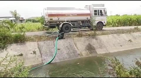 ठेकेदाराकडून बेल्हे परिसरातून वाहणाऱ्या पिंपळगाव जोगा कालव्यातून मोटार आणि पाइपच्या साह्याने पाणीचोरी.