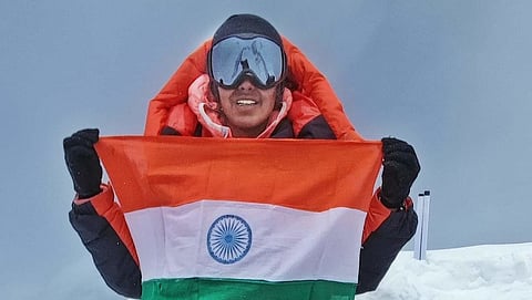 सह्याद्री कन्येने केले एव्हरेस्ट सर; कस्तुरी सावेकरने रोवला एव्हरेस्टवर तिरंगा