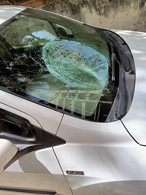 शंकर महाराज वसाहतीमध्ये दहशतीचा आलेख वाढताच, 5 ते 6 वाहनांची तोडफोड