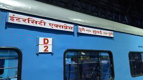 पुणे मुंबई इंटरसिटी एक्सप्रेसच्या डब्या खालून धूर; उडाली एकच खळबळ