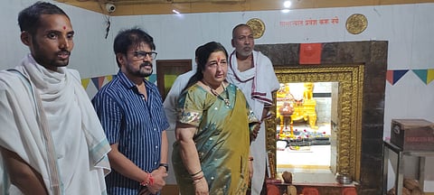 अनुराधा पौडवाल यांची कोपरगाव बेट भागातील गुरु शुक्राचार्य महाराजांच्या मंदिरास भेट