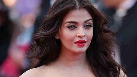 cannes film festival 2022 : ऐश्वर्याच्या डोळ्यात काय आहे खास?; रफल फ्लॉवर गाऊनमध्ये जलवा