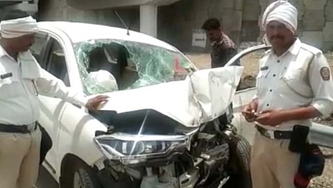 वाशीम : देव दर्शन करून परतताना काळाचा घाला; उभ्या ट्रेलरला कारची धडक, २ ठार, ५ गंभीर जखमी