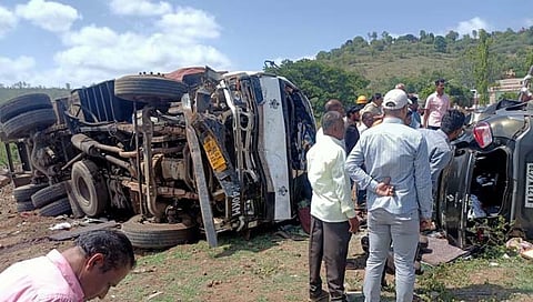 बेळगाव : मुलीच्या लग्नाला जाताना काळाचा घाला, तवंदी घाटात भीषण अपघात, एकाच कुटुंबातील ४ जण जागीच ठार