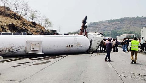 Accident : मुंबई-पुणे द्रुतगती महामार्गावर गॅस टॅंकर पलटी; ३ जणांचा मृत्यू