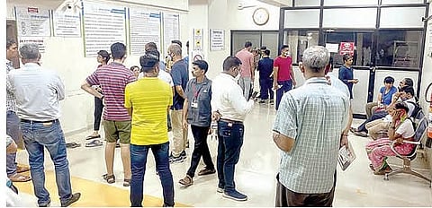 आम्हाला आमची मुले जिवंत द्या! परवानगी नसताना मुलं बाहेर गेलीच कशी? विद्यार्थ्यांच्या नातेवाइकांचा आक्रोश