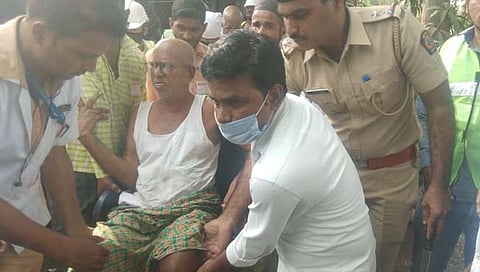 औरंगाबाद : लेबर कॉलनीतील घरांवर कारवाई, काँग्रेसचे नेते चंद्रभान पारखेंना रुग्णवाहिकेत टाकून घाटी रुग्णालयात नेले