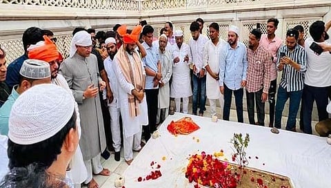 औरंगाबाद : अकबरोद्दीन ओवेसी यांनी घेतले औरंगजेबच्या कबरीचे दर्शन