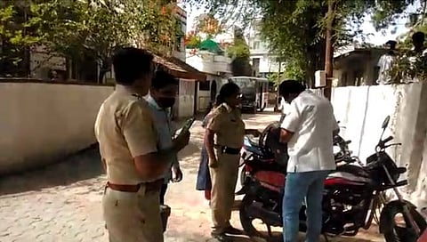 घटनास्थळाची पाहणी करताना पाेलिस कर्मचारी.