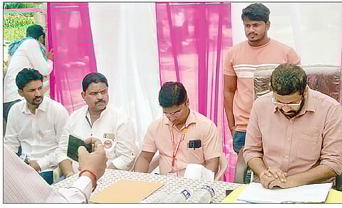 अठरा कर्मचार्यांचे दोन दिवसांचे वेतन कापा : राज्यमंत्री बच्चू कडू