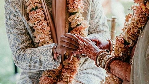 Bride married another : नवरदेव दारु पिवून वरातीत नाचत बसला, वैतागलेल्या नवरीने नवरदेवच बदलला!