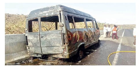 चंदनापुरी घाटात बर्निंग टेम्पोचा थरार! थोडक्यात वाचला प्रवाश्यांचा जीव