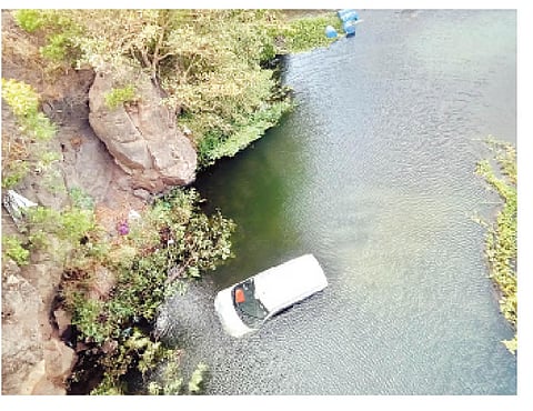 स्पीड कंट्रोल न झाल्याने गाडी थेट इंद्रायणी नदीत, पहाटे बॉडी दिसली तरंगताना