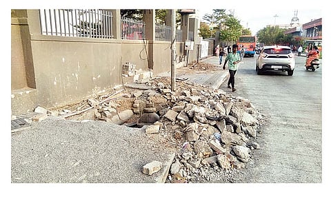 चिंचवडगावातील बसस्थानक चौकात नव्याने बनविण्यात आलेल्या पदपथाची झालेली दुरवस्था.