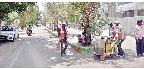 नगर : फाईव्ह स्टार मानांकनासाठी मनपाकडून शहरात स्वच्छतेच्या विविध उपाययोजना राबविल्या जात आहेत.(छाया : समीर मन्यार)