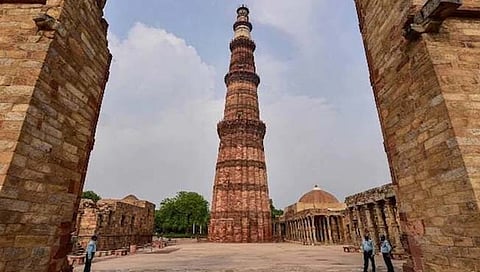 Delhi: Qutub Minar; quwwat-ul-islam masjid