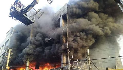 दिल्ली येथे इमारतीला लागलेल्या भीषण आगीत २६ जणांचा मृत्यू