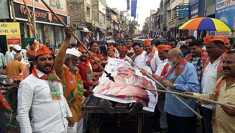 धुळे : ओबीसी आरक्षणासाठी भाजपची प्रतिकात्मक कुंभकर्णाच्या प्रतिमेला भाला टोचून निदर्शने