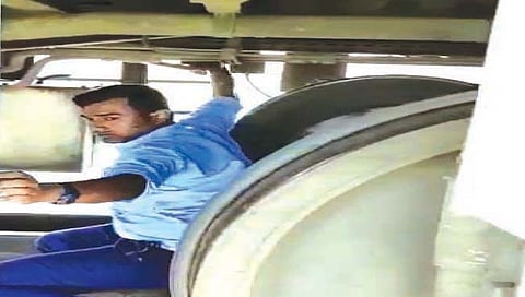 साखळी ओढल्याने एक्स्प्रेस थांबली नदीच्या पुलावर