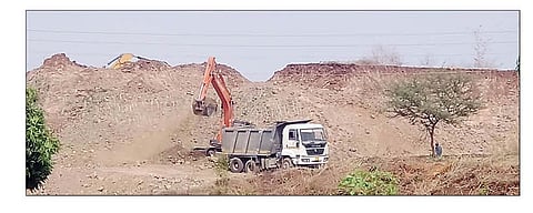 कोतूळमधून गौणखनिजाचे उत्खनन, कारवाई करण्याची मागणी