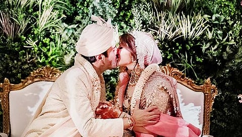 Kanika Kapoor : लग्नानंतर कनिकचे गौतमसोबत लिपलॉक (Photo Viral)