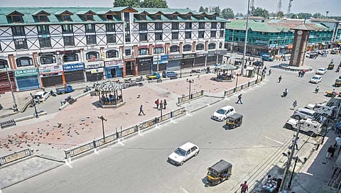 श्रीनगर ः फुटीरतावादी नेता यासिन मलिक याला जन्मठेपेची शिक्षा सुनावल्यानंतर काश्मिर खोर्यात हिंसाचार उसळला. त्यामुळे श्रीनगरसह अनेक भाग बंद करण्यात आले. निमलष्कर आणि पोलिसांनी रस्त्यांचा ताबा घेतला. श्रीनगरमधील लाल चौक परिसरात असे दृश्य होते.