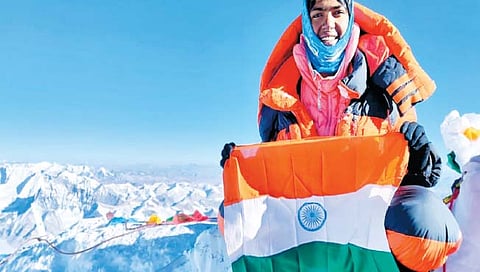 एव्हरेस्ट सर केलेल्या कस्तुरी सावेकरचा परतीचा प्रवास खडतर, पैशाअभावी निघाली ७५ किमी पायी चालत